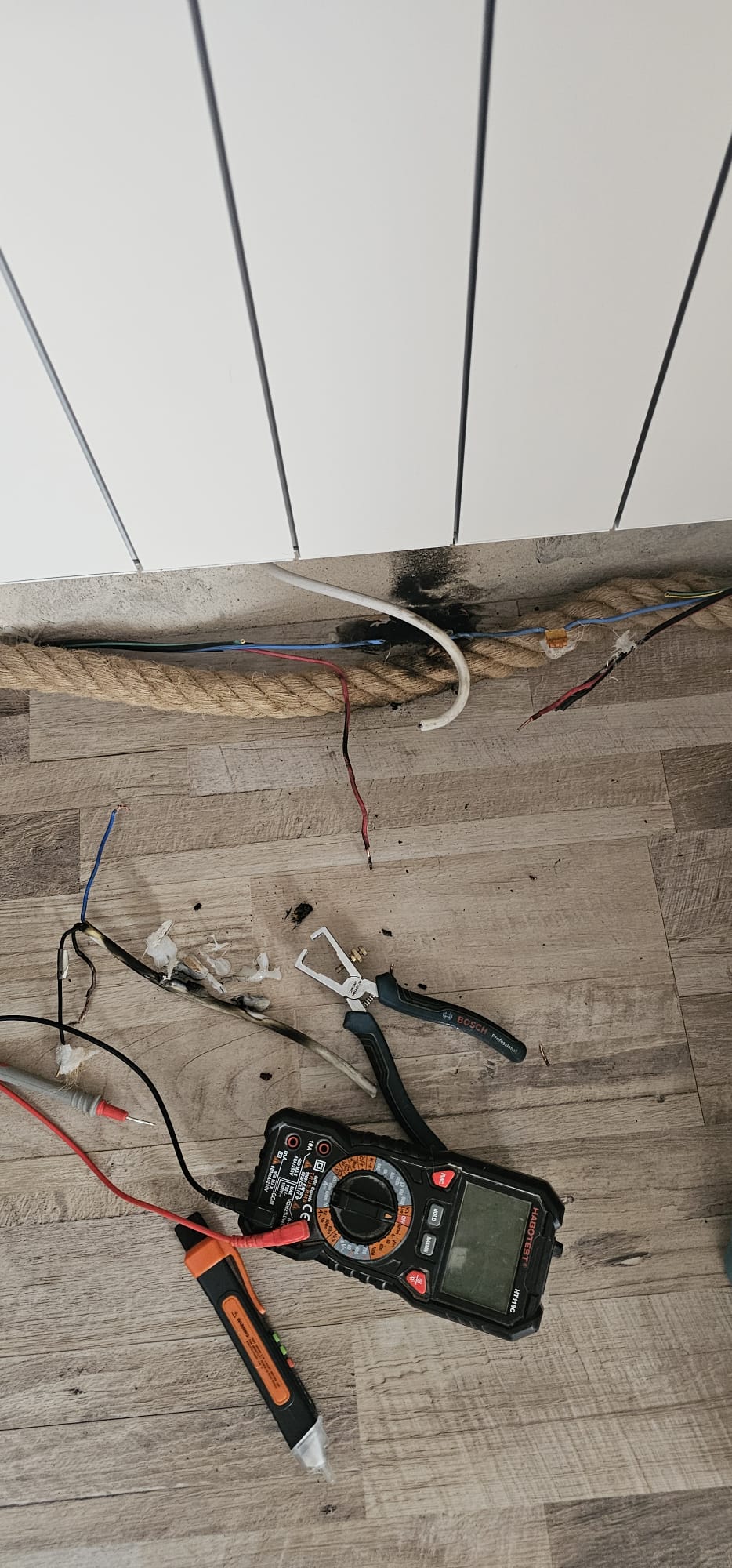 Réparation câblage brûlé pied de radiateur