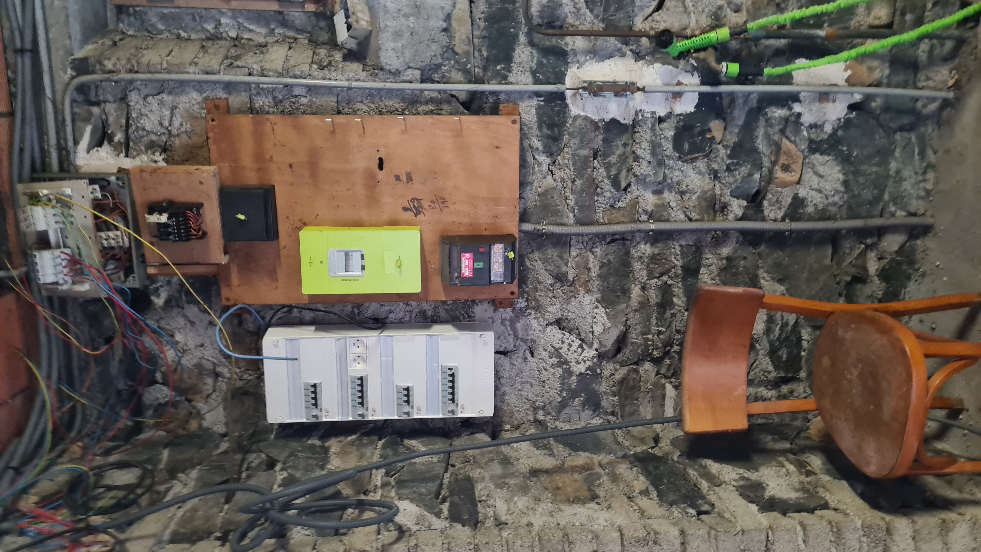 Ancien tableau sur mur en pierre – avant travaux